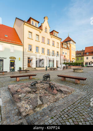 Wilsdruff, Allemagne - 30 mai 2016 : Les chiffres des trois cochons et des bancs sur la place de la ville de Wilsdruff, près de Dresde, Saxe, Allemagne. Dresde est de 14 km Banque D'Images