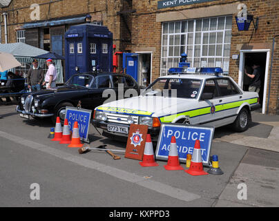 La Classique des voitures de police, la Police de Kent 1984 Ford Granada et Mk2 Jaguar Banque D'Images