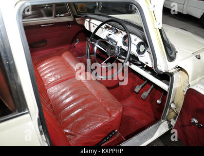 Sièges en cuir rouge dans une Austin A55 classic car interior Banque D'Images