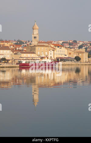 La vieille ville de Krk waterfront avec sa cathédrale de l'Assomption de la Bienheureuse Vierge Marie Banque D'Images