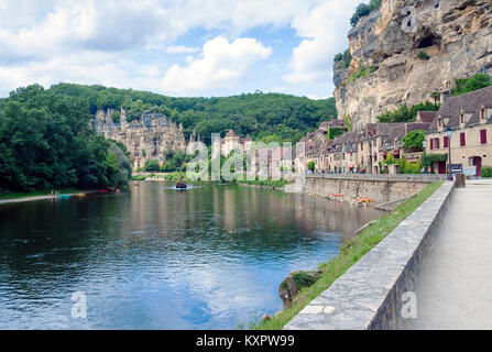 La Roque-Gageac, Dordogne, France - le 9 juillet 2012 : La Roque-Gageac village pittoresque sur la rivière Dordogne Banque D'Images