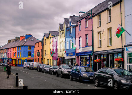 Rue colorée de Llanberis Village dans la région de Snowdonia de l'UK Banque D'Images