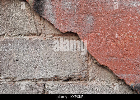 Fissure mur endommagé avec diagonale arrière-plan Banque D'Images