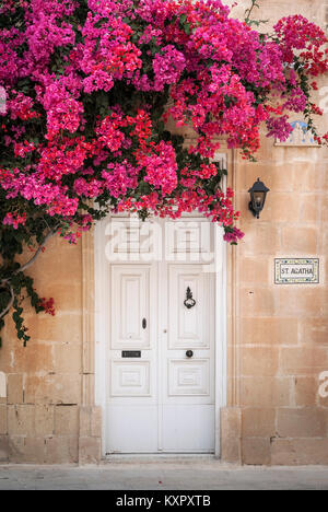 Maison traditionnelle en détail l'architecture de la porte de la vieille ville de Mdina rabat malte Banque D'Images