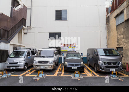 Tokyo, Japon - Obtober 26, 2016 : le parking des affaires à Tokyo, Japon. petit espacement entre le bâtiment peut rendre service parking des affaires au Japon Banque D'Images