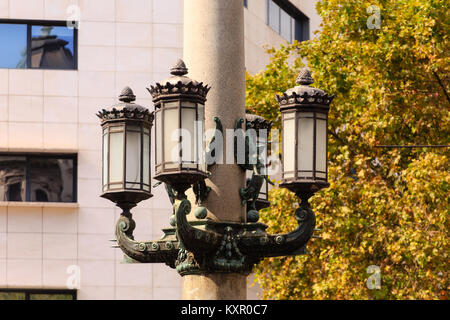 Vieilles Lampes sur LIghtpole à Barcelone Espagne Banque D'Images