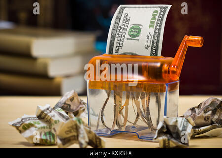 Billet de un dollar dans une déchiqueteuse Banque D'Images