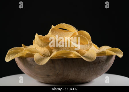 Croustilles de pommes de terre dans un bol en bois Banque D'Images