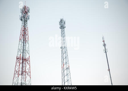 Plusieurs type de tour signal radio télécommunication pylône sur ciel blanc Banque D'Images