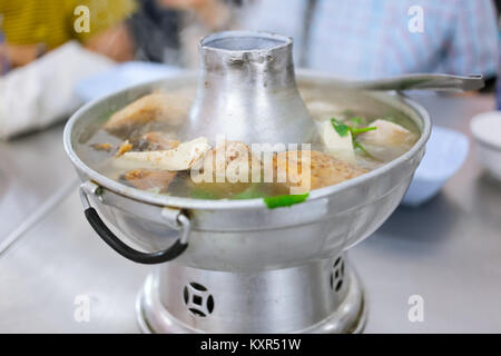 Style Chinois du taro et du tofu soupe de mélange pot chaud au restaurant Banque D'Images