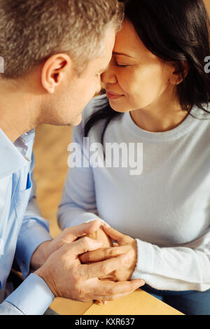 Aimer l'homme et la femme profitant de chaque compagnie d'autres personnes Banque D'Images