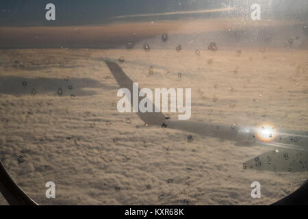 Flying,above,nuages,nuageux,matin,à bord, tôt le matin vol Flybe de l'aéroport de Birmingham, à Toulouse,,France,Europe,Europe. Banque D'Images