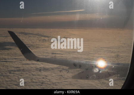 Flying,above,nuages,nuageux,matin,à bord, tôt le matin vol Flybe de l'aéroport de Birmingham, à Toulouse,,France,Europe,Europe. Banque D'Images