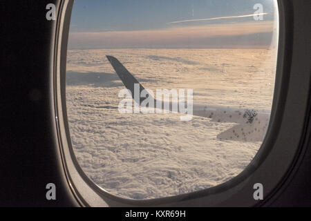 Flying,above,nuages,nuageux,matin,à bord, tôt le matin vol Flybe de l'aéroport de Birmingham, à Toulouse,,France,Europe,Europe. Banque D'Images