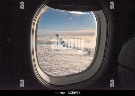 Flying,above,nuages,nuageux,matin,à bord, tôt le matin vol Flybe de l'aéroport de Birmingham, à Toulouse,,France,Europe,Europe. Banque D'Images