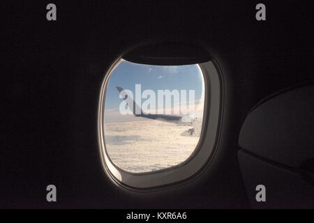 Flying,above,nuages,nuageux,matin,à bord, tôt le matin vol Flybe de l'aéroport de Birmingham, à Toulouse,,France,Europe,Europe. Banque D'Images