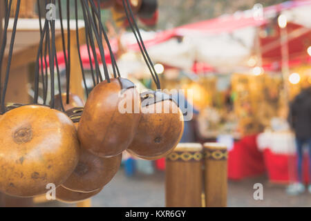 Castagnettes espagnoles. Close up of brown castagnettes, instruments de musique, rythme marqueur. Effet filtre vintage Banque D'Images