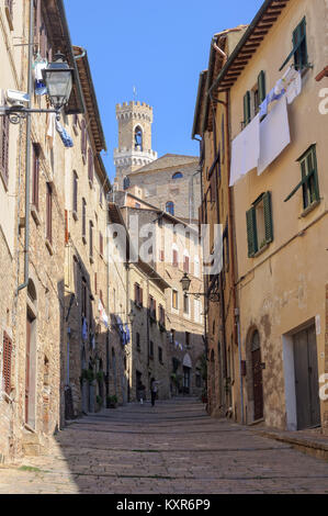 Marcher jusqu'à l'hôtel de ville (Palazzo dei Priori) - Volterra, Toscane, Italie Banque D'Images