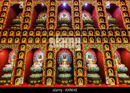 Singapour - le 16 octobre 2014 : l'intérieur de l'Buddha Tooth Relic Temple. C'est un temple bouddhiste situé dans le quartier chinois de Singapour. Banque D'Images