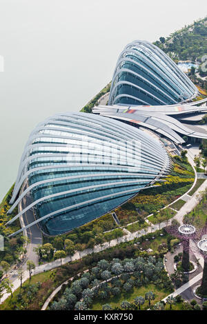 Singapour - le 18 octobre 2014 : Dôme de fleurs à Marina Bay Garden au coucher du soleil. Banque D'Images