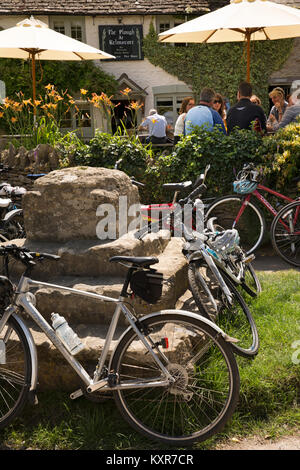 Royaume-uni, Angleterre, Oxfordshire, Kelmscott, bicyclettes s'appuyant sur la base de la vieille ville médiévale à l'extérieur de la C 17Plough Inn Banque D'Images