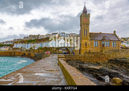 Le caractère distinctif Bickford-Smith Institute abrite le bureau du conseil municipal de Porthleven, sur la côte sud de la Cornouailles, Angleterre, RU Banque D'Images