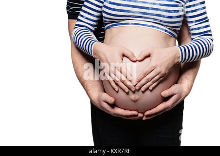Couple Heureux D Attendre Un Bebe Les Mains Des Parents Faire Un Coeur Sur Le Ventre De La Mere Enceinte Isole Sur Fond Blanc Photo Stock Alamy Couple Heureux D Attendre Un Bebe Les Mains Des Parents Faire Un Coeur Sur Le Ventre De La Mere Enceinte Isole Sur Fond Blanc Photo Stock Alamy