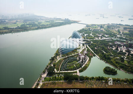 Singapour - le 18 octobre 2014 : Dôme de fleurs à Marina Bay Garden au coucher du soleil. Banque D'Images