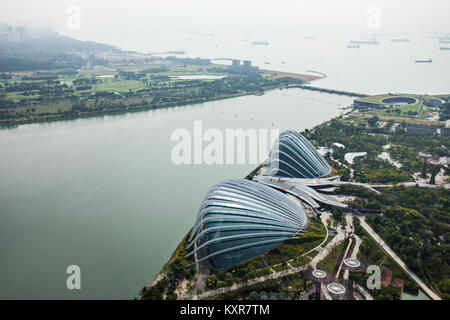 Singapour - le 18 octobre 2014 : Dôme de fleurs à Marina Bay Garden au coucher du soleil. Banque D'Images