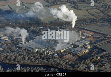 Vue aérienne d'une usine polluante fumé sur un jour froid à Hexham, Northumberland, Angleterre Banque D'Images