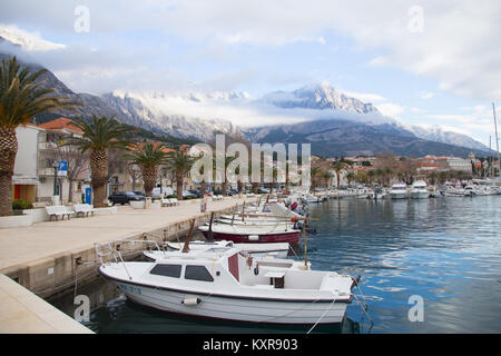 Ville de Baska Voda sur le Adriaic Côte de la Croatie sur les contreforts de la montagne de Biokovo Banque D'Images