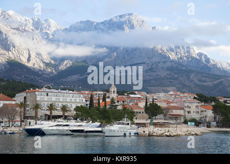 Ville de Baska Voda sur le Adriaic Côte de la Croatie sur les contreforts de la montagne de Biokovo Banque D'Images