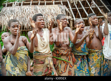 Réserve forestière de DZANGA-SANHA-centrale, République centrafricaine (RCA), l'Afrique, 2 NOVEMBRE 2008 : Les gens d'une tribu de pygmées Baka dans village de chants ethniques Banque D'Images