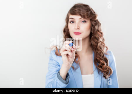 Main de femme écrit à l'écran Banque D'Images