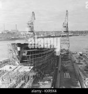 Navire en construction, chantier naval de Hietalahti à Helsinki, Finlande 1957 Banque D'Images