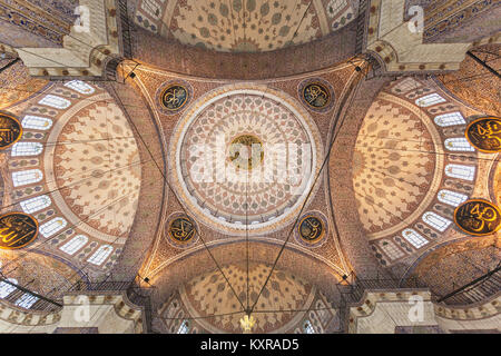 ISTANBUL, TURQUIE - 06 septembre 2014 : La nouvelle mosquée (Yeni Cami) à l'origine le nom de l'intérieur Valide Sultan Mosque le 06 septembre 2014 à Istanbul Banque D'Images