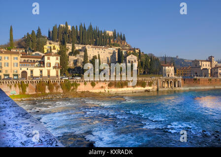 Vue sur le Castel San Pietro et rivière Adige à Vérone, Italie, Europe Banque D'Images