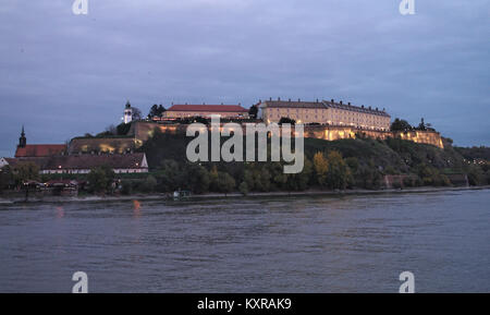 La forteresse de Petrovaradin depuis l'autre côté du Danube à Novi Sad, Serbie Banque D'Images