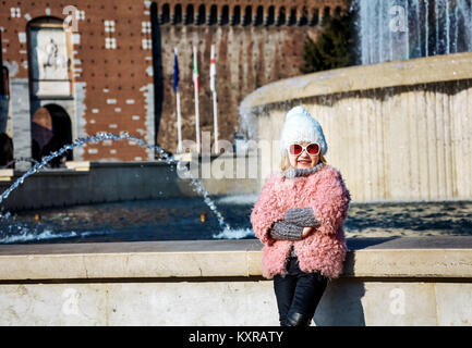 Redécouvrir les choses tout le monde aime à Milan. smiling trendy girl à Milan, Italie Banque D'Images