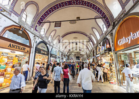 ISTANBUL, TURQUIE - 08 septembre 2014 : Le Grand Bazar est l'un des plus grands et les plus anciens marchés couverts dans le monde le 08 septembre 2014 à Istanbu Banque D'Images