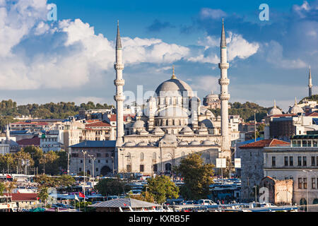 ISTANBUL, TURQUIE - 08 septembre 2014 : La nouvelle mosquée (Yeni Cami) à l'origine le nom de mosquée Valide Sultan le 08 septembre 2014 à Istanbul, Turquie. Banque D'Images