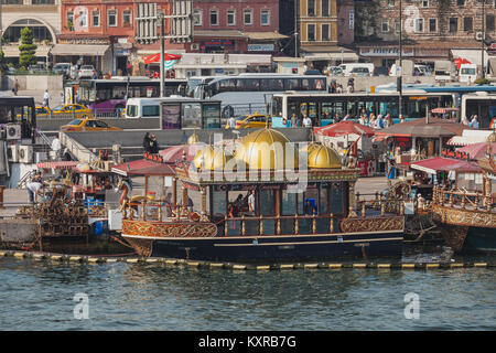 ISTANBUL, TURQUIE - 09 septembre 2014 : poissons flottants traditionnels restaurants à la jetée d'Eminonu sur Septembre 09, 2014 à Istanbul, Turquie. Banque D'Images