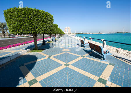 Corniche Boulevard à Abu Dhabi aux Emirats Arabes Unis. Banque D'Images
