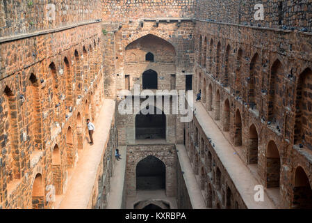 NEW DELHI, INDE - CIRCA NOVEMBRE 2017 : escalier d'Ugrasen ki Baoli Banque D'Images