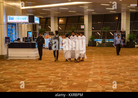 DELHI, INDE - CIRCA NOVEMBRE 2017 : Groupe des Svetambara personnes dans le hall de l'aéroport Banque D'Images