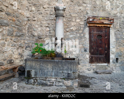 Bien au château de Chillon cour intérieure Banque D'Images