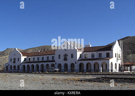 Le Caliente Depot, situé à Caliente, Nevada, est une importante gare ferroviaire historique qui sert de repère au patrimoine ferroviaire de la région. Cette photographie, prise en novembre 2011, met en évidence la conception architecturale du dépôt et son rôle dans l’histoire des transports. Banque D'Images