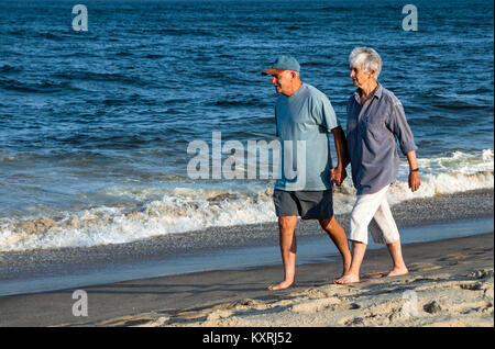 Couple sur la plage. Banque D'Images