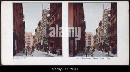 Une image stéréoscopique de Chinatown, New York City, de la collection Robert N. Dennis, capturant la vie de rue vibrante et animée de ce quartier emblématique au début du XXe siècle. Banque D'Images