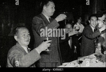 Photographie prise à Stockholm le 15 août 1945 montrant des membres de la communauté chinoise célébrant la reddition du Japon à la fin de la seconde Guerre mondiale, marquant la victoire alliée en Asie. Banque D'Images